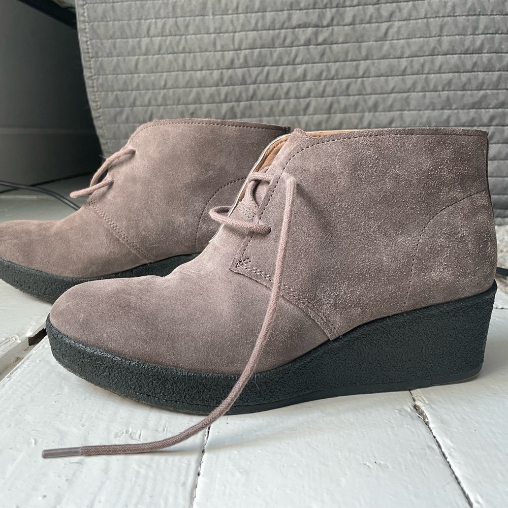 Clarks size 8 women’s desert booties